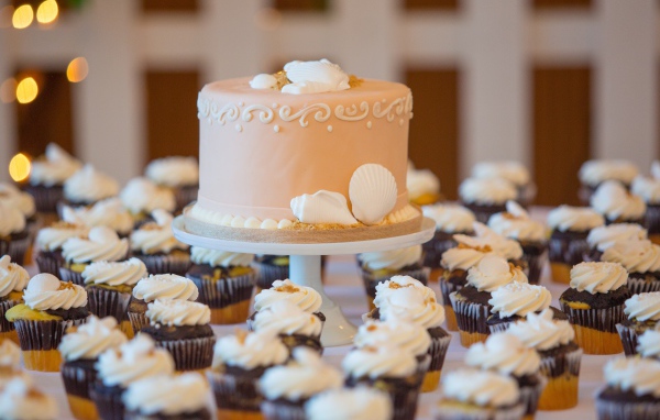 Праздничный торт с пирожными на столе 