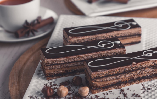 Пирожное мелодия на столе с орехами и чаем