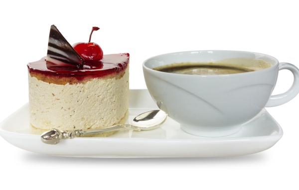 Пирожное с чашкой кофе на белом фоне