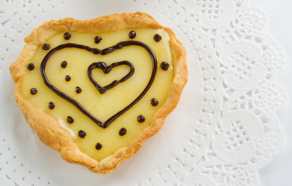 Пирожное с лимонным кремом и шоколадом на столе 