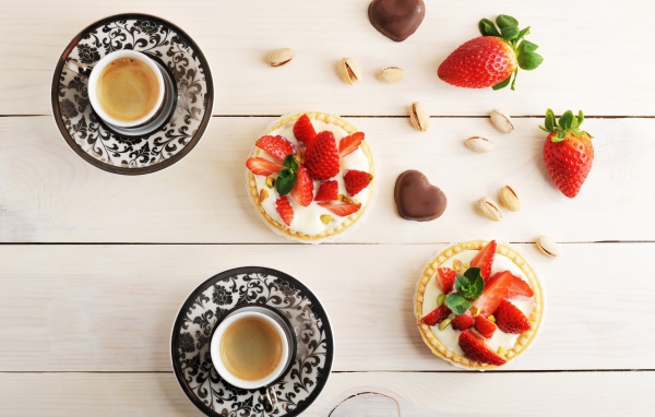 Пирожные с клубникой на столе с кофе