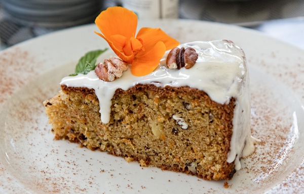 Морковный торт с орехами на тарелке 