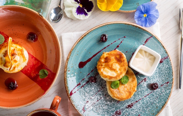 Сырники на тарелке с джемом 