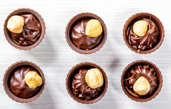 Шоколадные конфеты с фундуком на столе