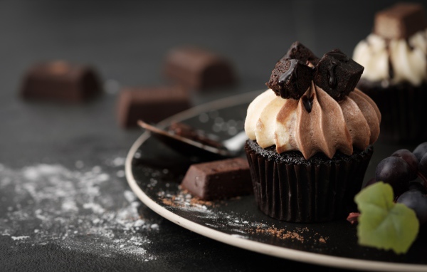 Шоколадный крем с кремом на тарелке с виноградом