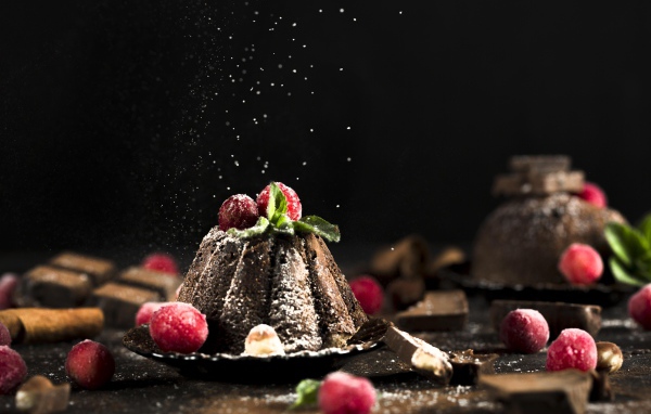 Шоколадный десерт на столе с ягодами клюквы 