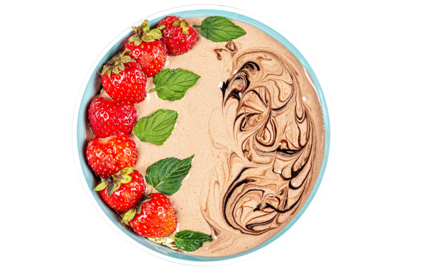 Шоколадный десерт с ягодами клубники на белом фоне