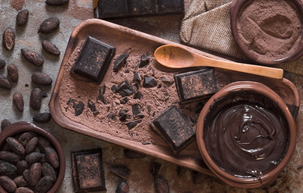 Шоколад на столе с какао зернами 
