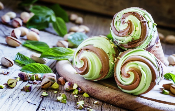 Шоколадно фисташковое мороженое в вафельных рожках