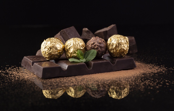 Конфеты на столе с шоколадной плиткой