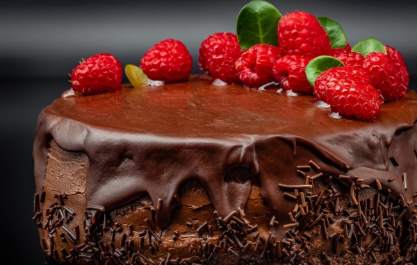 Пирог с кремом и шоколадом украшен малиной