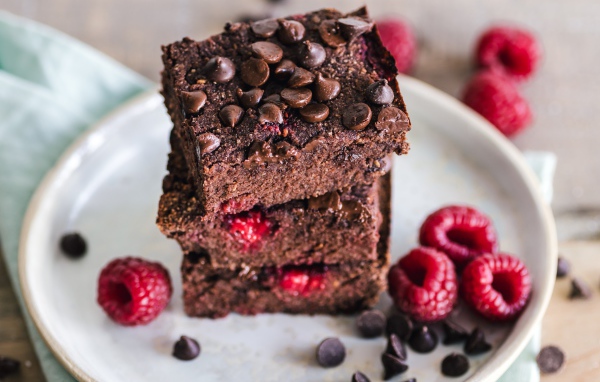 Вкусный десерт брауни с шоколадом и ягодами малины