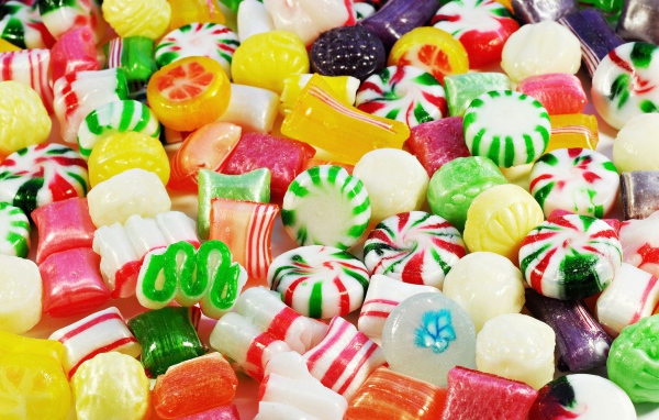 Вкусные разноцветные конфеты крупным планом