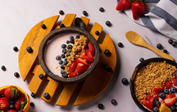 Десерт с йогуртом и ягодами клубники и черники 