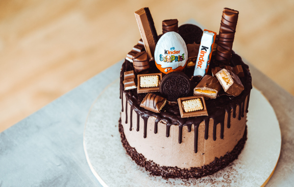 Праздничный шоколадный торт украшен сладостями