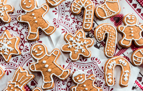 Праздничное печенье с глазурью на столе 