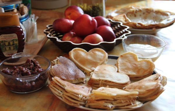 Блины с начинкой на столе с нектарином