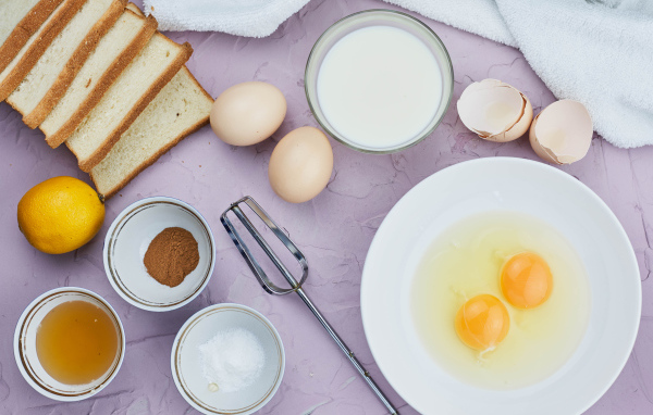 Заготовка продуктов для выпечки на столе 