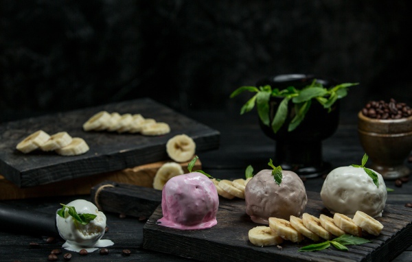 Шарики мороженого на столе с кусочками банана