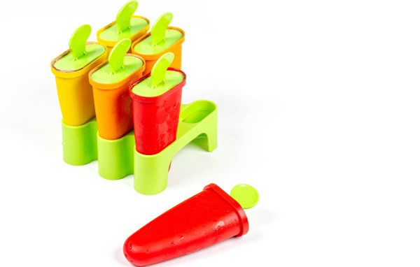 Формочки для мороженного на сером фоне