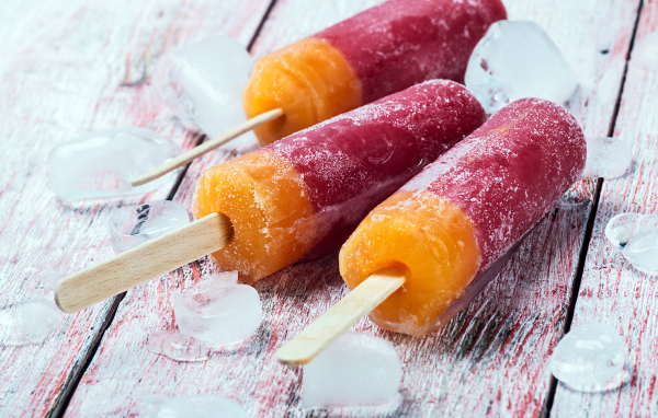 Мороженое фруктовый лед на деревянном столе 