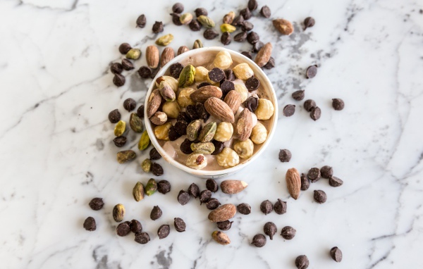 Мороженое с орехами и шоколадными каплями