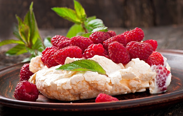 Мороженое с ягодами спелой красной малины 