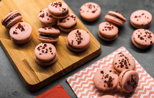 Десерт макарун на деревянной доске