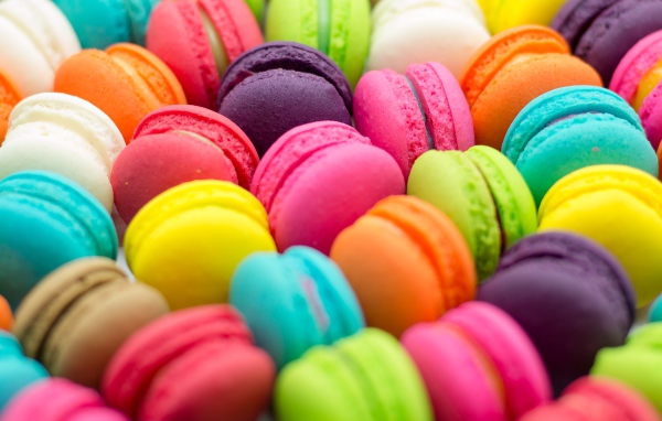 Много разноцветного десерта макарун крупным планом