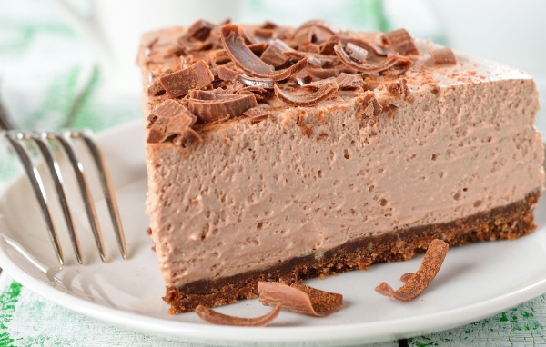 Торт мусс с шоколадной стружкой на тарелке