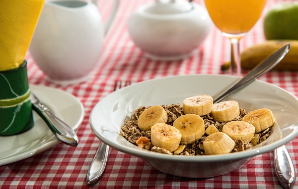 Мюсли с бананом на завтрак на столе