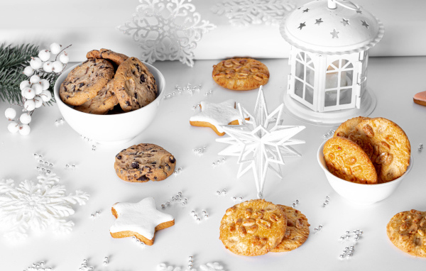 Овсяное печенье на столе с фонарем и бусами