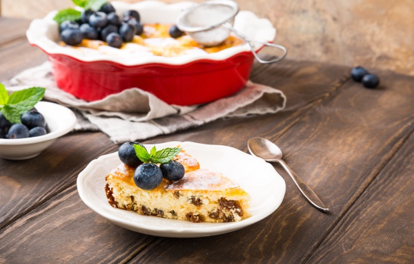 Пирог с изюмом и ягодами черники на столе