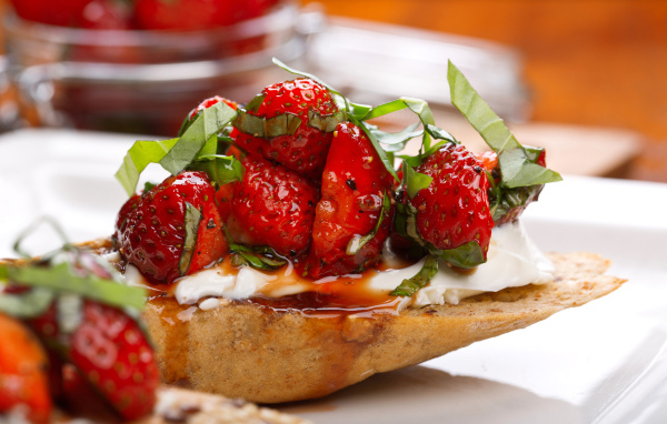 Кусок хлеба с джемом, сыром и клубникой