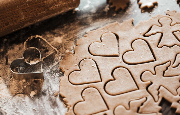 Сырое печенье в форме ангелов и сердечек