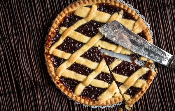 Песочный тарт с вареньем на столе 