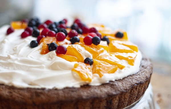 Сладкий пирог с кремом и ягодами 