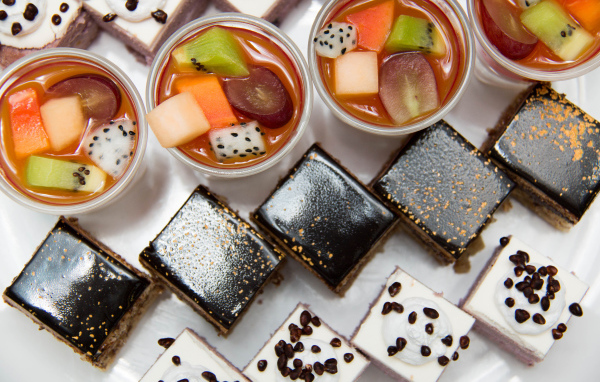 Вкусные пирожные на столе с соком 