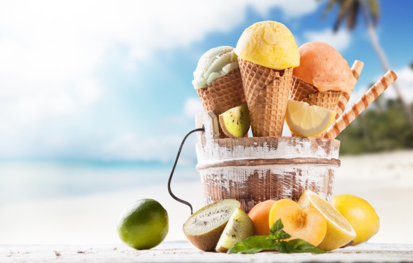 Вкусное холодное мороженое с цитрусовыми на пляже