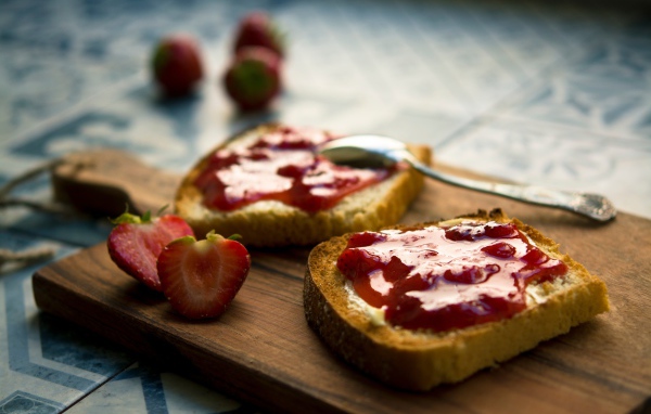 Тосты с клубничным джемом на доске 