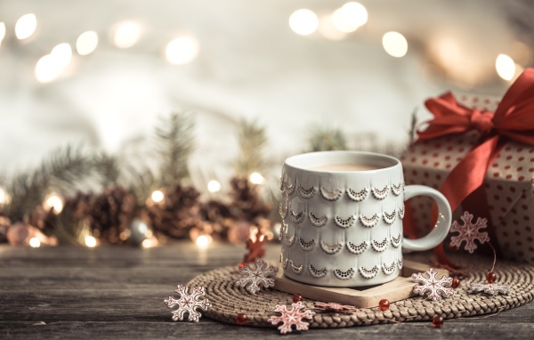 Красивая белая чашка какая на столе с подарком