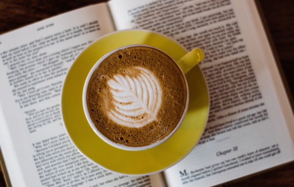 Чашка кофе стоит на книге  