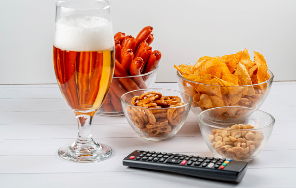 Пиво с закуской на столе  с пультом 