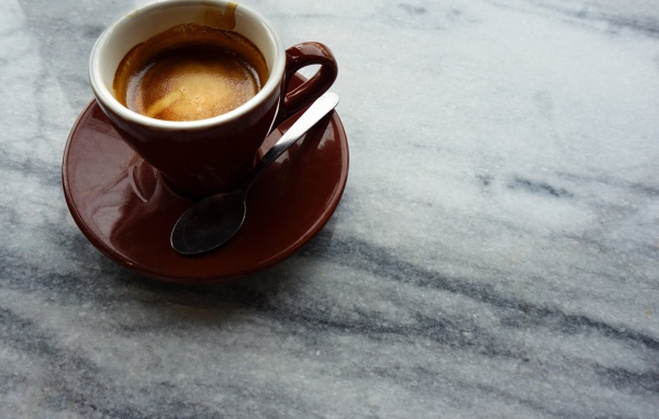 Коричневая чашка горячего кофе на столе 