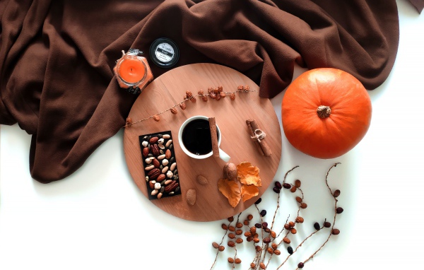 Кофе с шоколадом на белом фоне с тыквой 