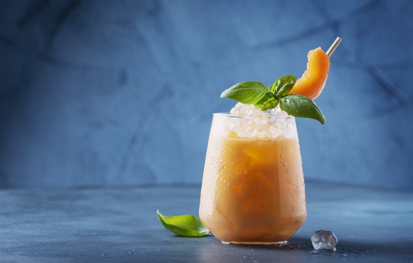 Холодный напиток со льдом в стакане 