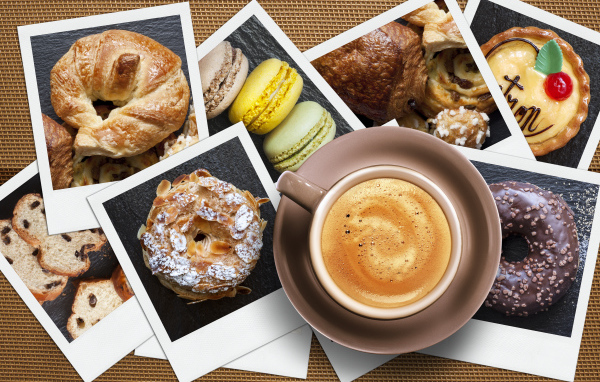 Чашка капучино на столе с фото десертов