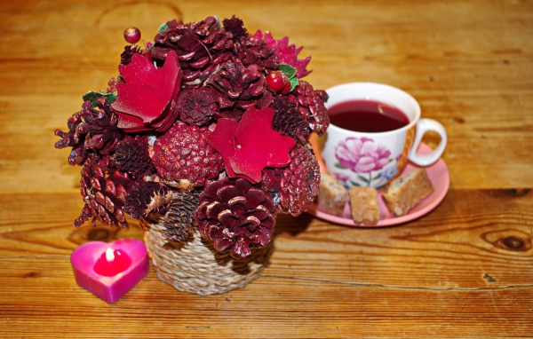 Чашка чая на столе с декором и свечой