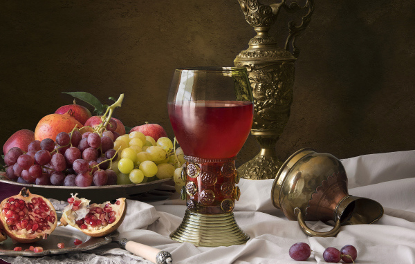 Кубок с вином на столе с фруктами