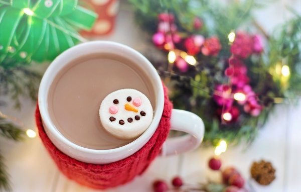 Горячий шоколад с маршмеллоу с лицом снеговика
